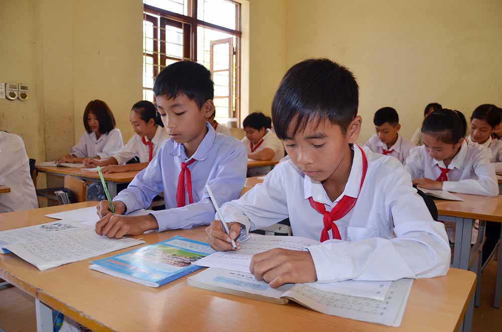 Em Bùi Công Thương (bên phải), học sinh lớp 8C, Trường THCS Đông Ngũ, huyện Tiên Yên 