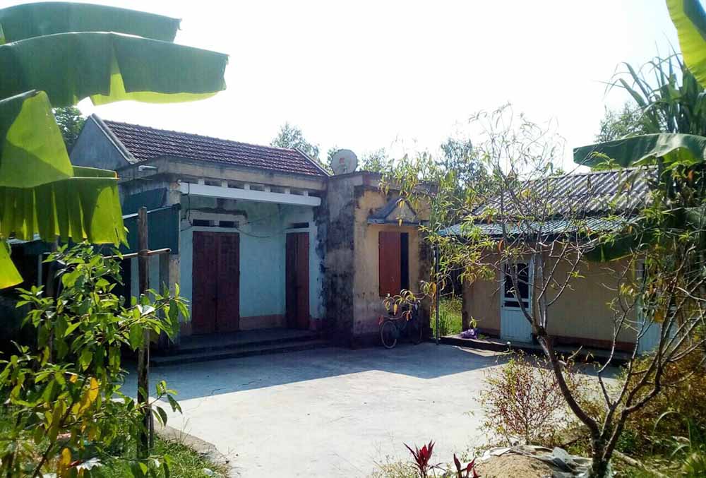 Căn nhà cấp 4 đã cũ kỹ của gia đình em Bùi Công Thương, học sinh Trường THCS Đông Ngũ, huyện Tiên Yên.