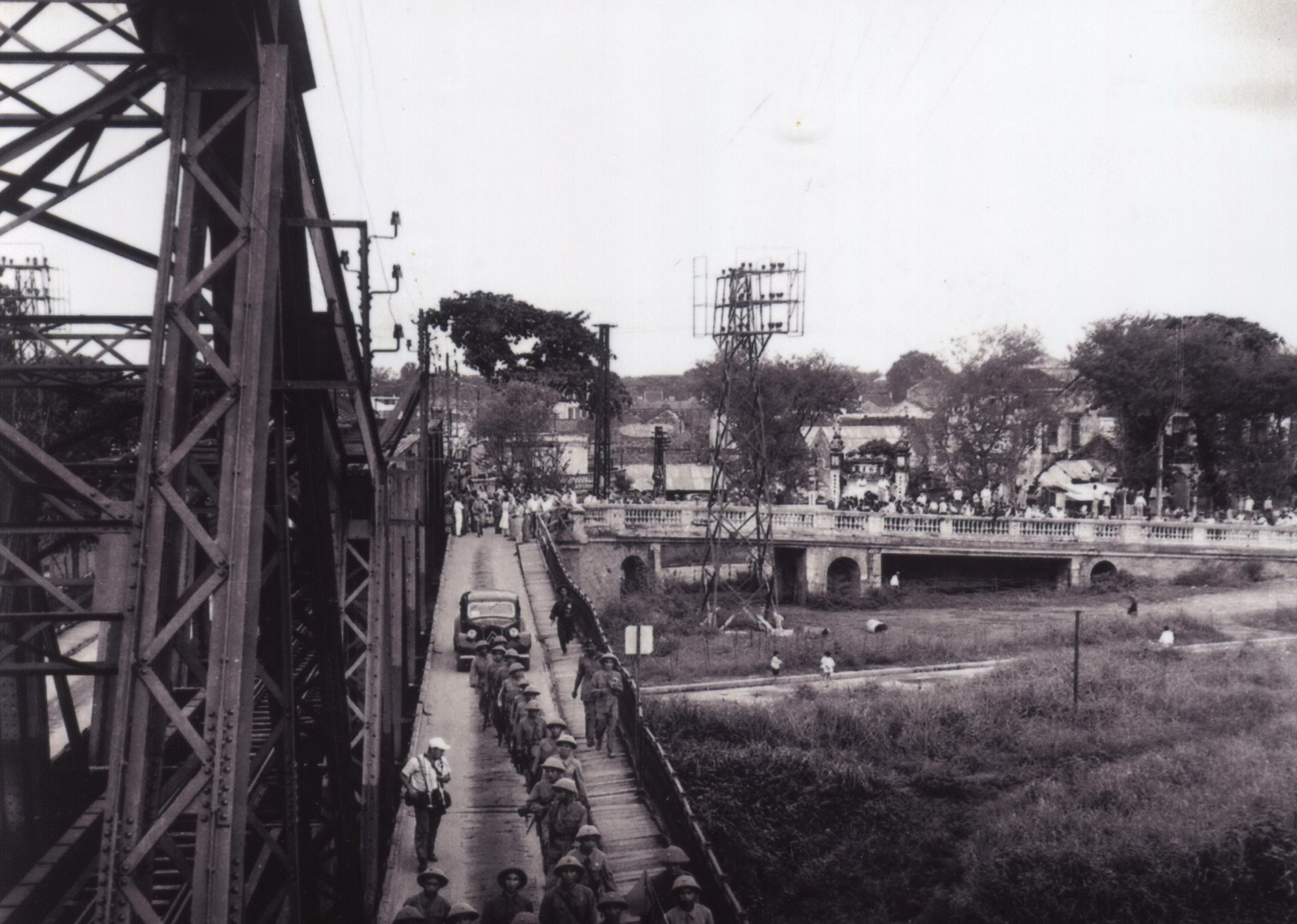  Bộ đội tiến qua cầu Long Biên.