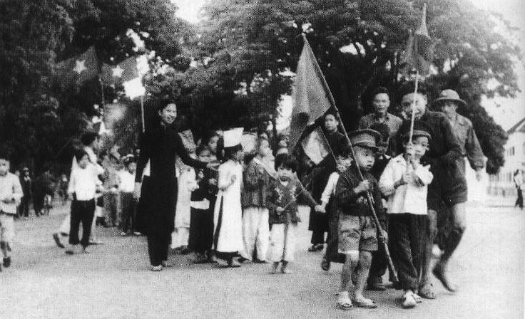  Thiếu nhi Hà Nội đón chào đoàn quân tiến về Giải phóng Thủ đô ngày 10/10/1954 