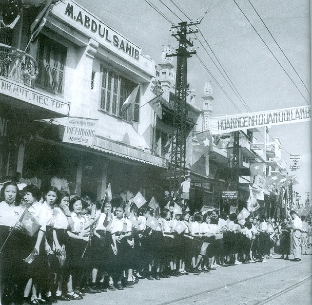  Học sinh tập hợp trên phố Hàng Đào đón chào đoàn quân tiến về giải phóng Thủ đô, ngày 10/10/1954 