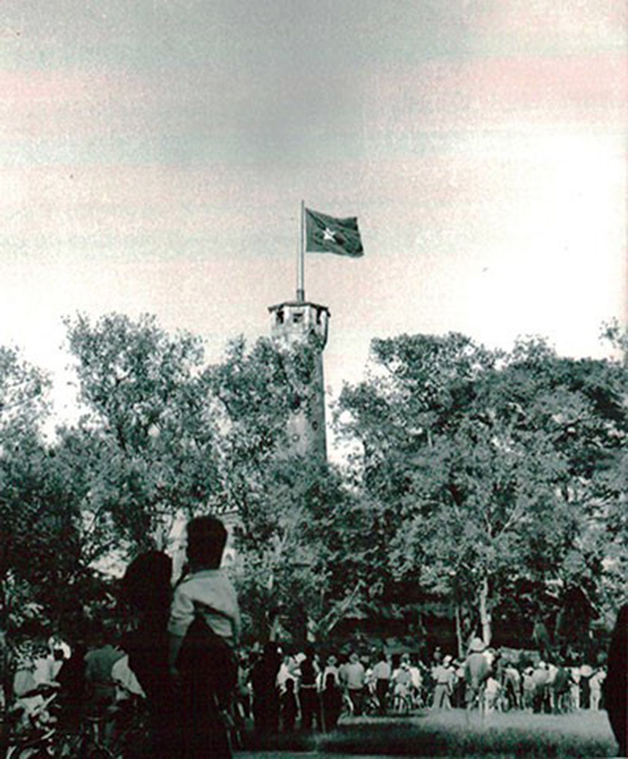  Lá cờ Tổ quốc tung bay trên đỉnh cột cờ Hà Nội, ngày 10/10/1954 