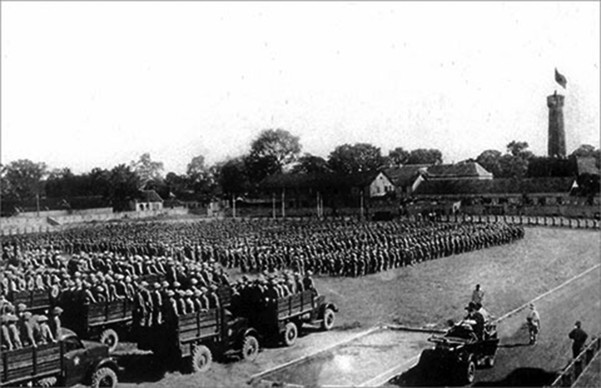  Đại đoàn 308 Quân tiên phong tại lễ chào cờ ở sân Manzin (nay là sân cột cờ), chiều ngày 10/10/1954 