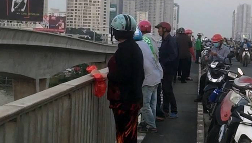 Người dân đứng trên cầu theo dõi vụ việc.