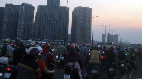 Giao thông qua khu vực cầu Sài Gòn bị ùn tắc do nhiều người tò mò.
