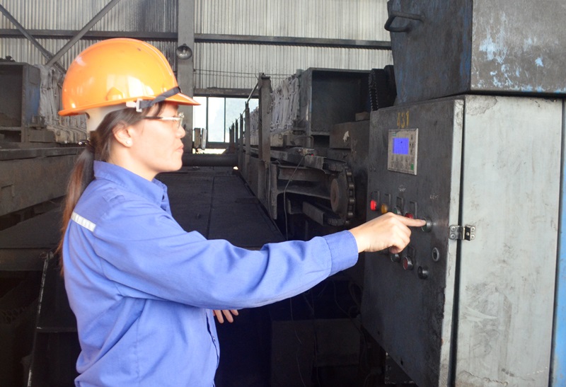 Chị Nguyễn Thị Hạnh vận hành hệ thống dây chuyền cụm tấm lọc ép tại Phân xưởng Sàng tuyển nổi.