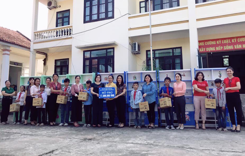 Hội LHPN thành phố Cẩm Phả trao tặng góc học tập, kinh phí hỗ trợ xây dựng công trình nhà vệ sinh hợp VSMT cho phụ nữ, trẻ em nghèo huyện Bình Liêu.   