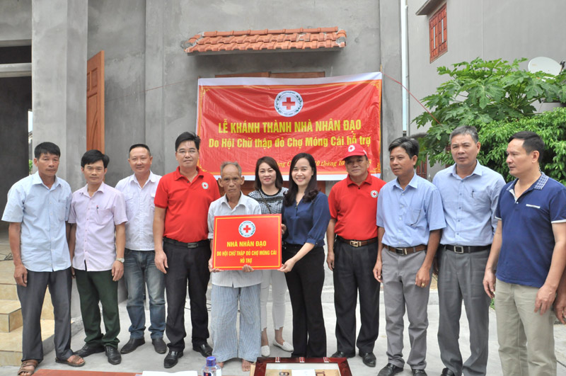  Hội CTĐ trao tiền hỗ trợ cho gia đình ông Lê Văn Y.