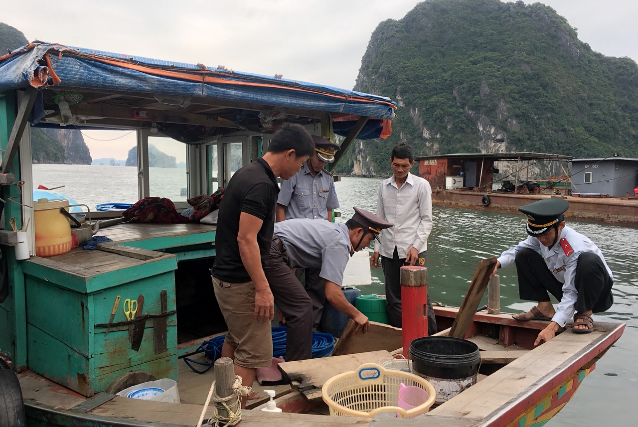 Theo ghi nhận của chính quyền xã Đồng Tiến, 2 tàu vi phạm trên thường xuyên khai thác thủy sản tại các vùng ngư trường Quảng Ninh
