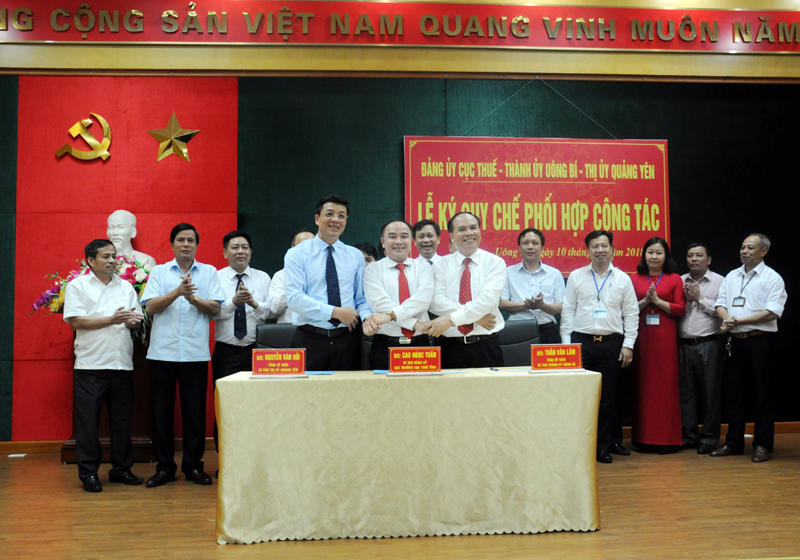 Quang cảnh lẽ ký kết quy chế phối hợp giữa Đảng ủy Cục thuế - Thành ủy Uông Bí và Thị ủy Quảng Yên.