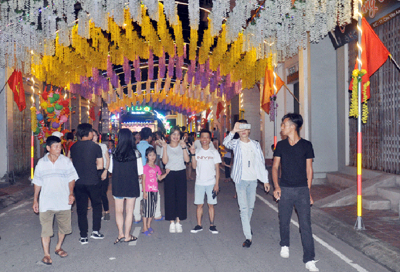 Tuyến phố đi bộ thị trấn Quảng Hà, sản phẩm  sản phẩm du lịch mới của địa phương, tạo điều kiện và không gian sinh hoạt cộng đồng cho người dân và du khách. 