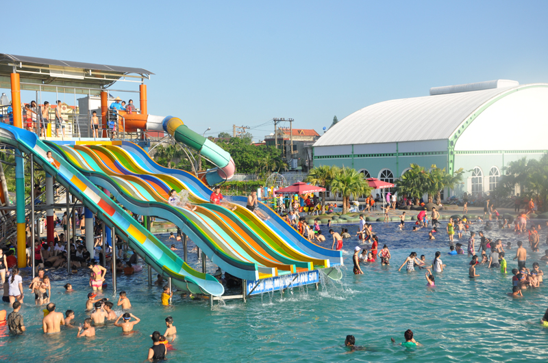 Công viên nước Hà Lan (TX Đông Triều) thu hút đông đảo du khách trong dịp hè