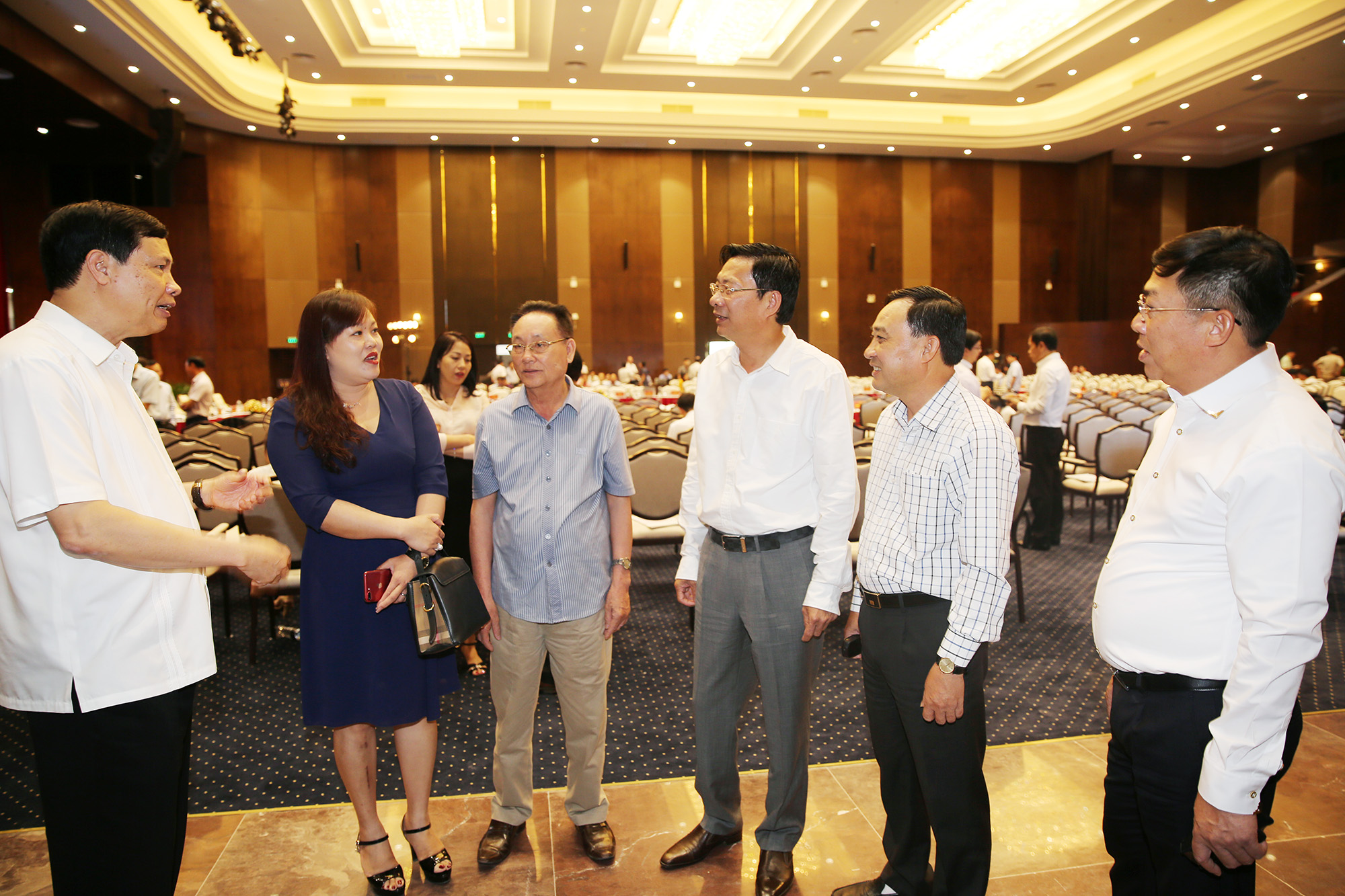 Các đồng chí lãnh đạo tỉnh trao đổi với các doanh nhân tại Hội nghị đối thoại doanh nghiệp tỉnh Quảng Ninh diễn ra tháng 7/2018.