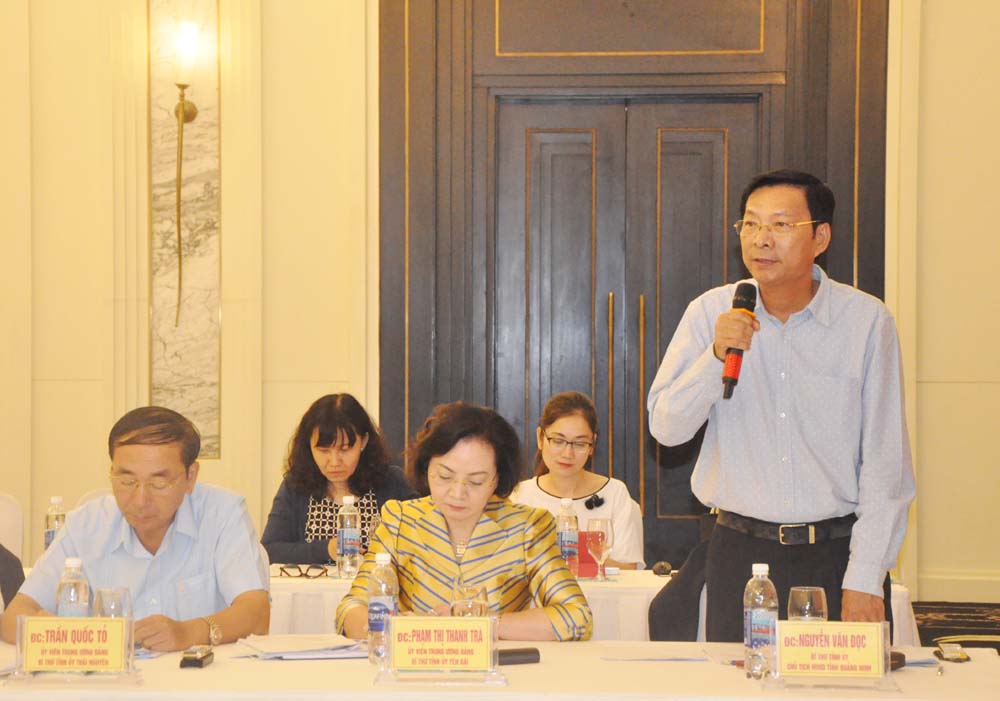 Đồng chí Nguyễn Văn Đọc, Bí thư Tỉnh uỷ, Chủ tịch HĐND tỉnh tham gia ý kiến tại hội nghị.