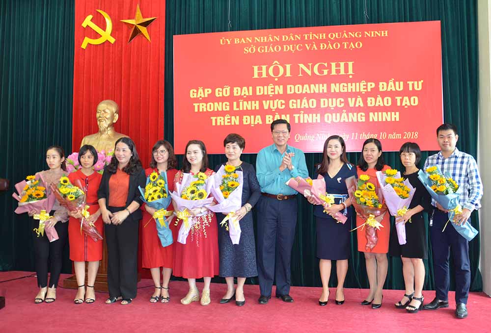 Đồng chí Phạm Hồng Cẩm, Phó Ban Tuyên giáo Tỉnh ủy và lãnh đạo Sở GD&ĐT tặng hoa cho các doanh nghiệp đầu tư về giáo dục.