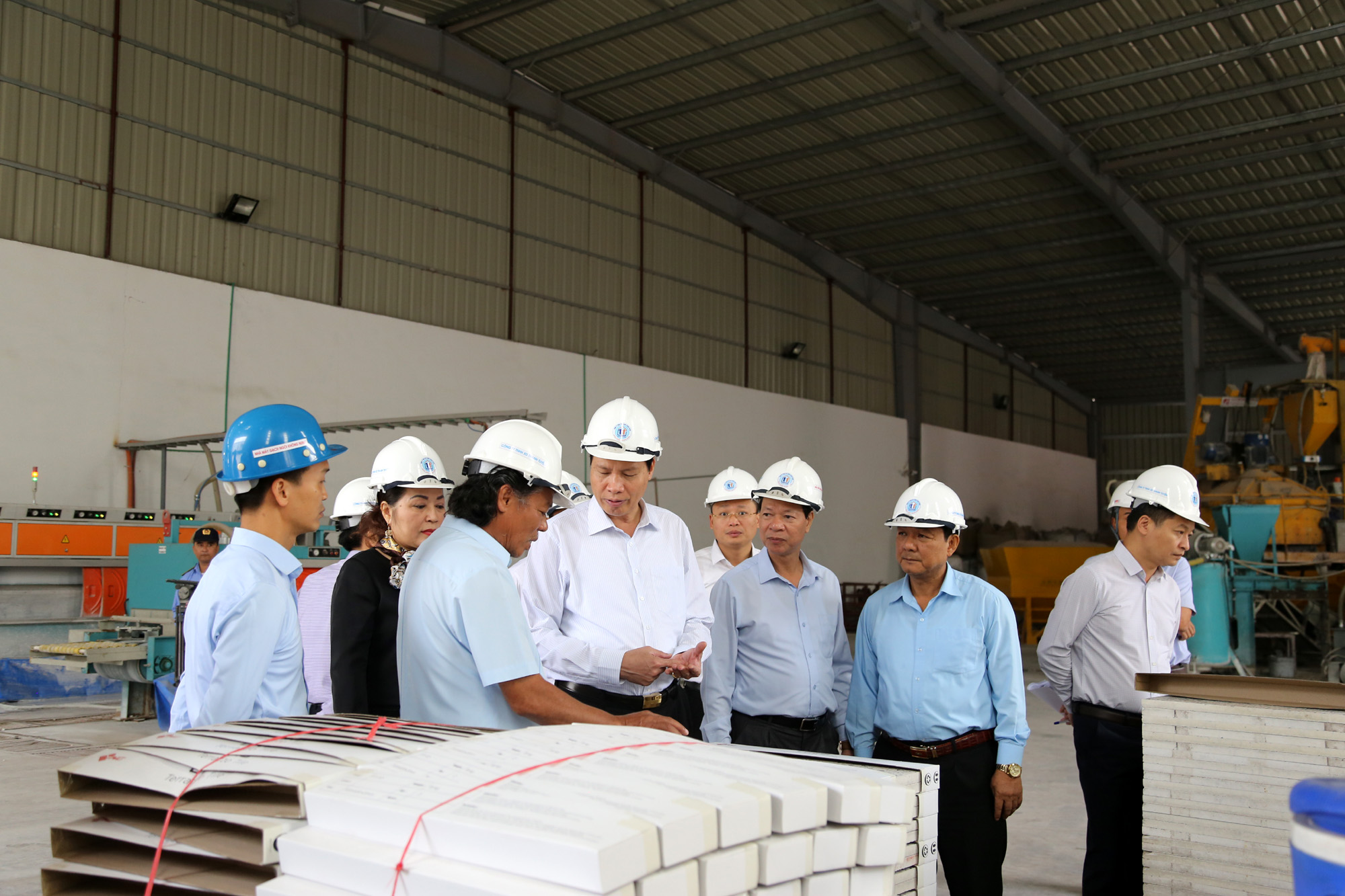 Đồng chí Nguyễn Đức Long, Phó Bí thư Tỉnh ủy, Chủ tịch UBND tỉnh, nắm tình hình hoạt động sản xuất của Nhà máy gạch.