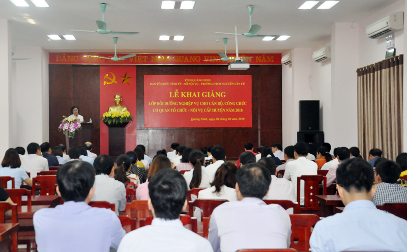 Ban Tổ chức Tỉnh ủy phối hợp với Sở Nội vụ, Trường Đào tạo cán bộ Nguyễn Văn Cừ, tổ chức khai giảng lớp bồi dưỡng nghiệp vụ cho cán bộ, công chức cơ quan tổ chức- nội vụ cấp huyện năm 2018.