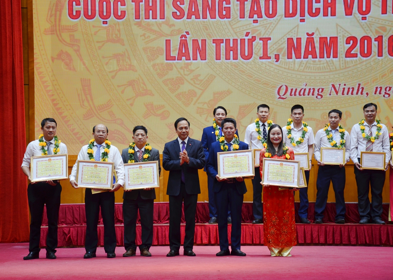 UBND tỉnh tặng bằng khen cho các tác giả, nhóm tác giả đoạt giải Nhất Cuộc thi Sáng tạo Dịch vụ tỉnh Quảng Ninh lần II, năm 2018 – 2019.