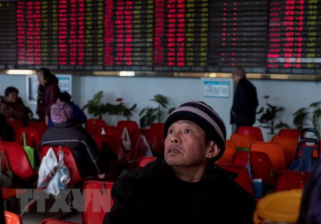 Sắc đỏ bao trùm một phiên giao dịch tại thị trường chứng khoán Thượng Hải, Trung Quốc. (Nguồn: AFP/TTXVN)