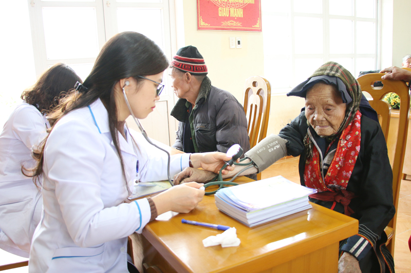ĐVTN Bệnh viện Bãi Cháy khám, tư vấn sức khỏe cho nhân dân xã Lương Mông, huyện Ba Chẽ trong chương trình 
