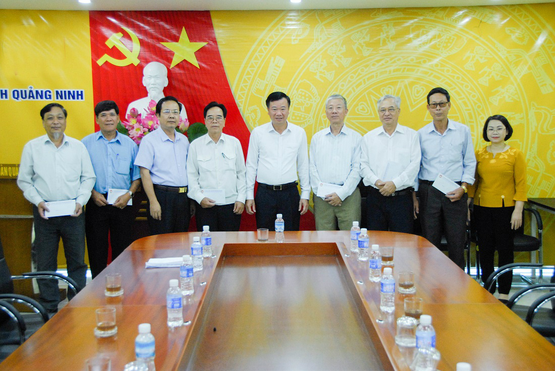 Lãnh đạo Ủy ban MTTQ tỉnh chụp ảnh lưu niệm cùng 7 đại biểu của tỉnh đi dự Đại hội Người Công giáo Việt Nam lần thứ VII.