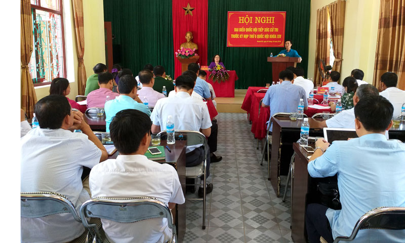 Lãnh đạo Huyện ủy Hoành Bồ trả lời các kiến nghị của cử tri trong dịp ĐBQH tiếp xúc cử tri chuẩn bị cho kỳ lần thứ 6, Quốc hội khóa XIV tại địa phương