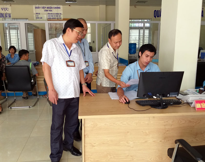 Đoàn công tác của HĐND huyện Hoành Bồ giám sát công tác tiếp nhận và trả kết quả tại Trung tâm Hành chính công huyện