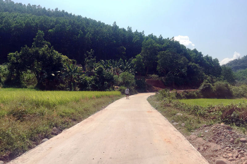 Con đường vào thôn Sam Quang, xã Đồng Tâm nay đã được bê tông hóa từ nguồn vốn NTM. 