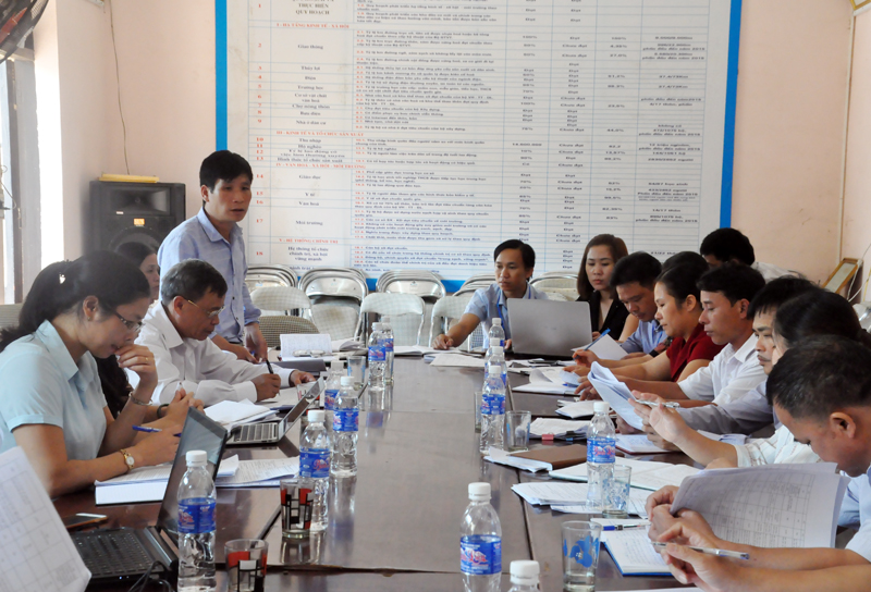 Các phòng ban chuyên môn của huyện Bình Liêu kiểm tra công tác xây dựng NTM tại xã Lục Hồn, huyện Bình Liêu.