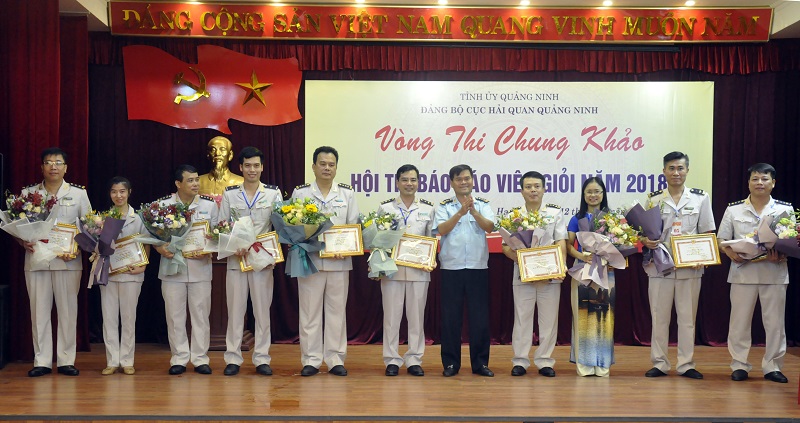 Đồng chí Bùi Văn Khắng, Bí thư Đảng ủy, Cục trưởng cục Hải quan Quảng Ninh trao giải cho các thí sinh.