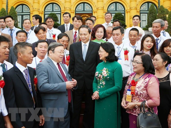 Quyền Chủ tịch nước Đặng Thị Ngọc Thịnh với các đại biểu Nông dân xuất sắc năm 2018. (Ảnh: Dương Giang/TTXVN)
