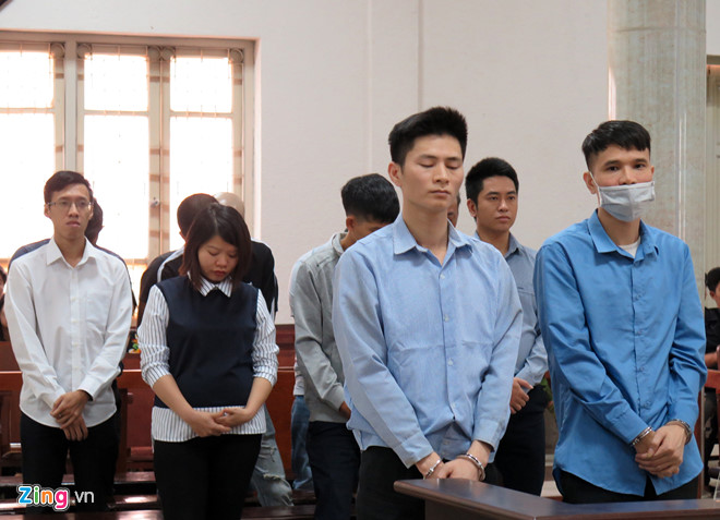 11 bị cáo trong vụ án. Ảnh: Hoàng Lam.
