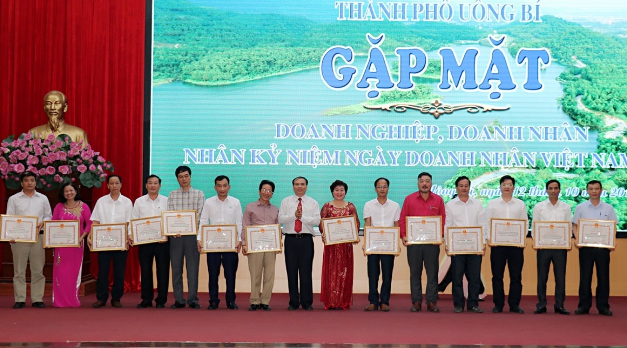 Nhân dịp này TP Uông Bí đã khen thưởng 29 doanh nghiệp tiêu biểu xuất sắc trên các lĩnh vực