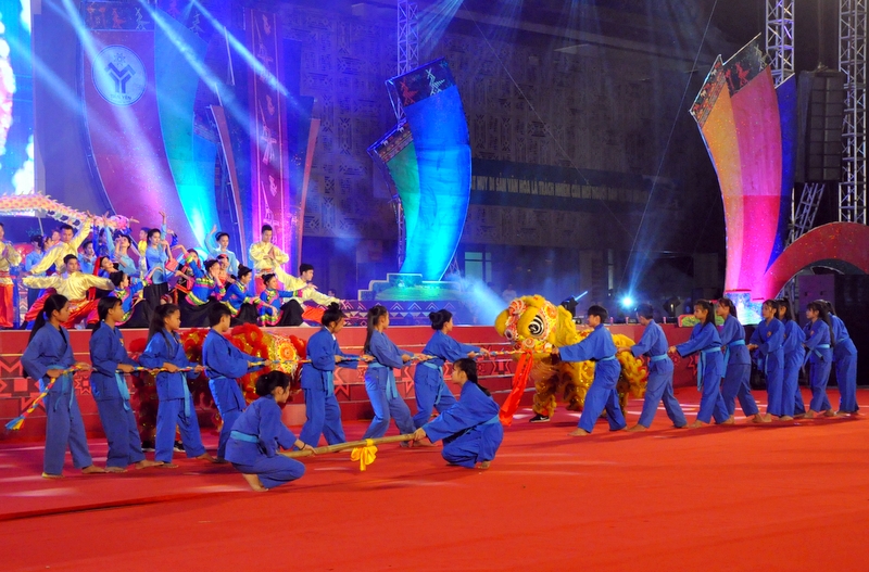 Các diễn viên nhí của huyện Tiên Yên mang đến đêm khai hội hình ảnh của những trò chơi dân gian như đẩy gậy, kéo co.