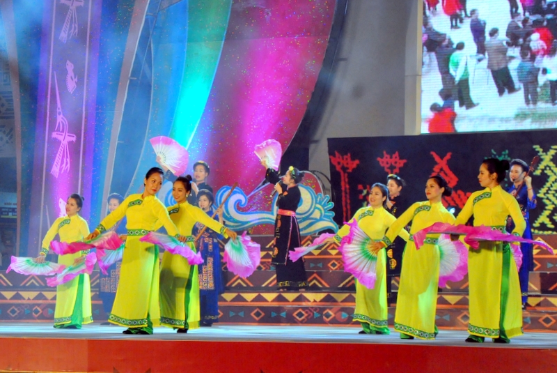 Các diễn viên không chuyên đến từ Lạng Sơn cũng đem đến đêm khai hội những sắc màu văn hóa đặc sắc của địa phương mình.