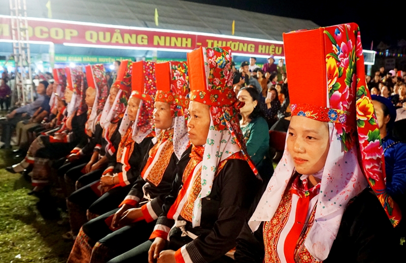 Đêm khai hội đã thực sự trở thành nơi hội tụ các sắc màu văn hóa đặc sắc của vùng Đông Bắc tỉnh Quảng Ninh.