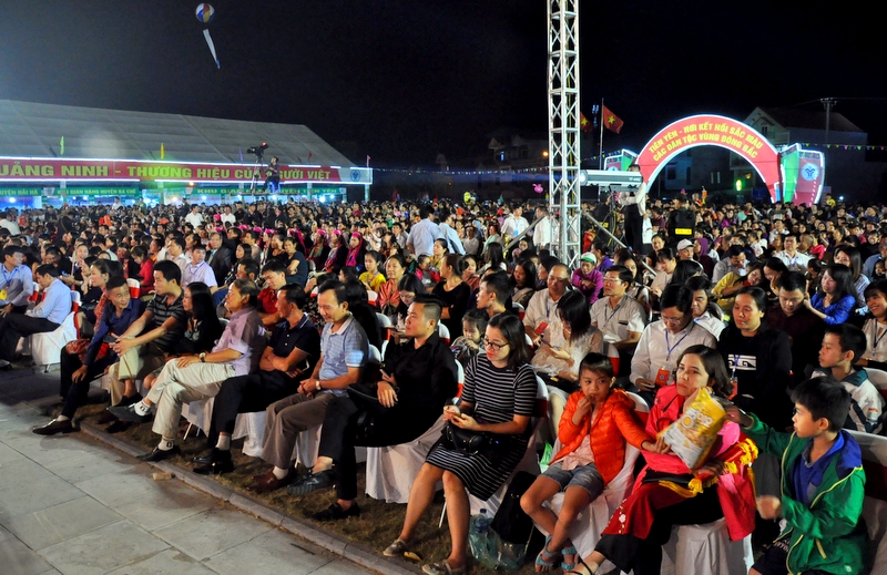 Đêm khai mạc đã thu hút rất đông người dân, du khách, tạo nên một không khí vui tươi, rộn ràng nơi cửa ngõ phía Đông của Quảng Ninh