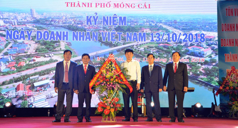 Thành phố Móng Cái tặng hoa chúc mừng Hiệp hội Doanh nghiệp Móng Cái