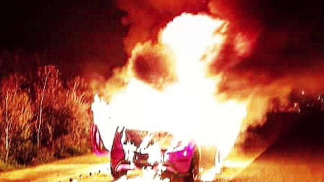 Một chiếc Ford sử dụng động cơ EcoBoost cháy rụi. Ảnh: BBC.