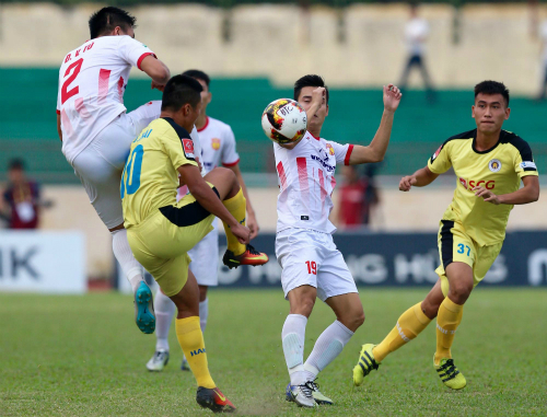 Hà Nội B (vàng) và Nam Định tạo ra một trận đấu kịch tính, nhưng không có bàn thắng nào được ghi sau hai hiệp đấu chính thức. Ảnh: Quang Minh.