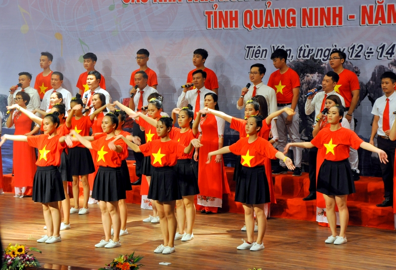 Màn hát múa với nội dung ca ngợi tình yêu đất nước của đoàn nghệ thuật quần chúng thành phố Uông Bí.