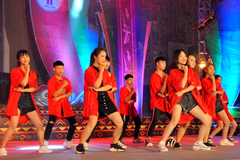 Tiết mục mở màn đêm công diễn của nhóm nhảy hiện đại trường THPT Nguyễn Trãi (xã Tiên Lãng).