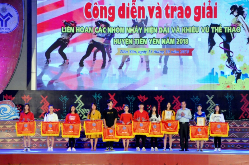 Ban Tổ chức trao giải cho các nhóm nhảy, đơn vị tham gia liên hoan.