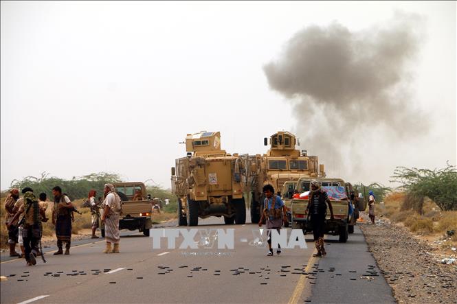 Các lực lượng Chính phủ Yemen được liên quân Arab hậu thuẫn trong chiến dịch giải phóng thành phố Hodeidah từ phiến quân Houthi ngày 13/6. Ảnh: EFE-EPA/TTXVN