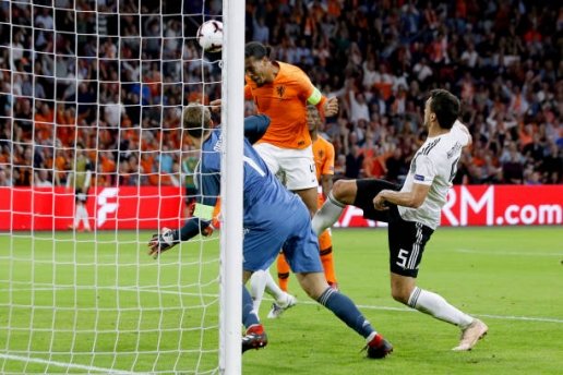  Van Dijk mở tỉ số trận đấu.