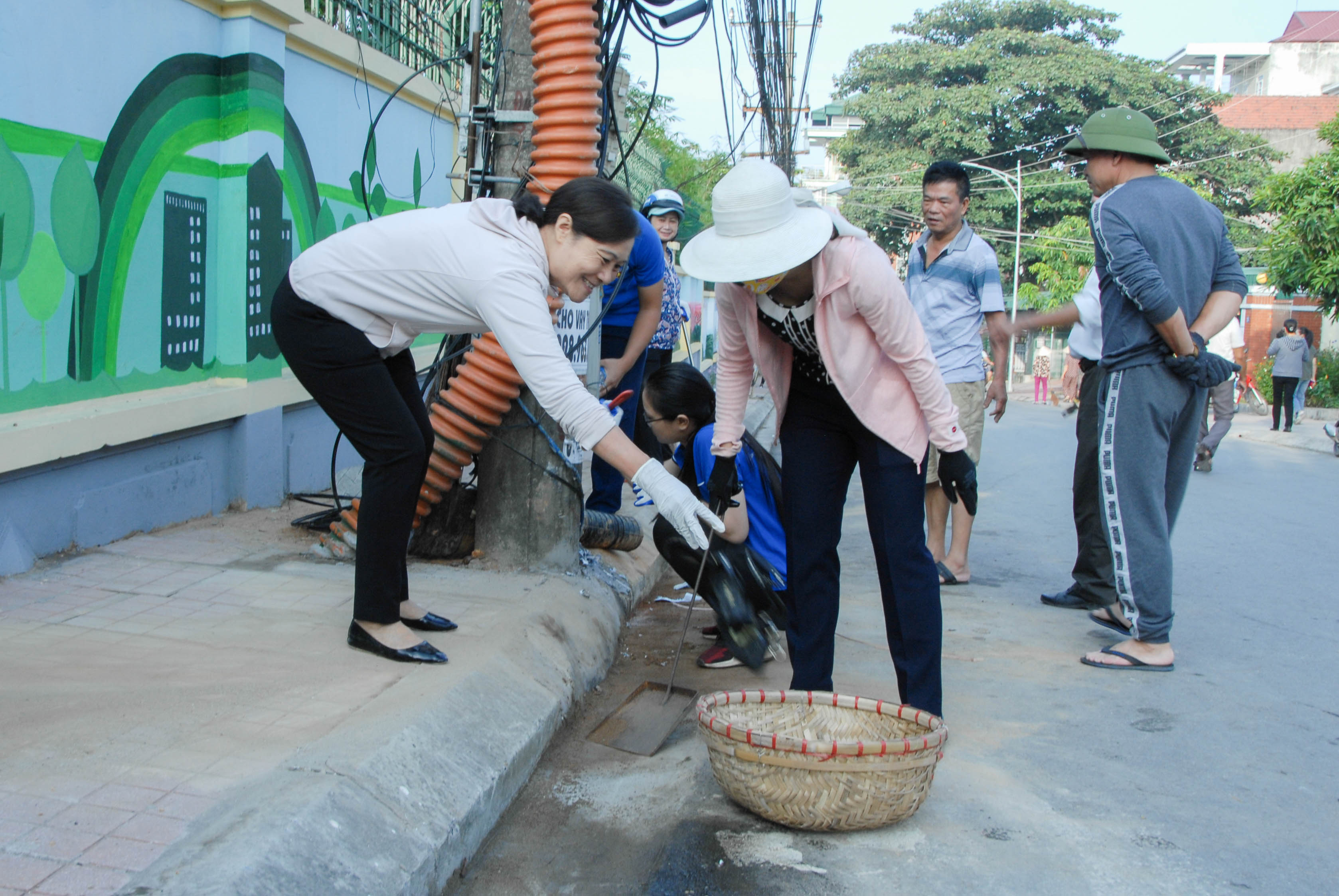 Đông đảo nhân dân khu phố 3, phường Hồng Hà tham gia dọn vệ sinh môi trường.