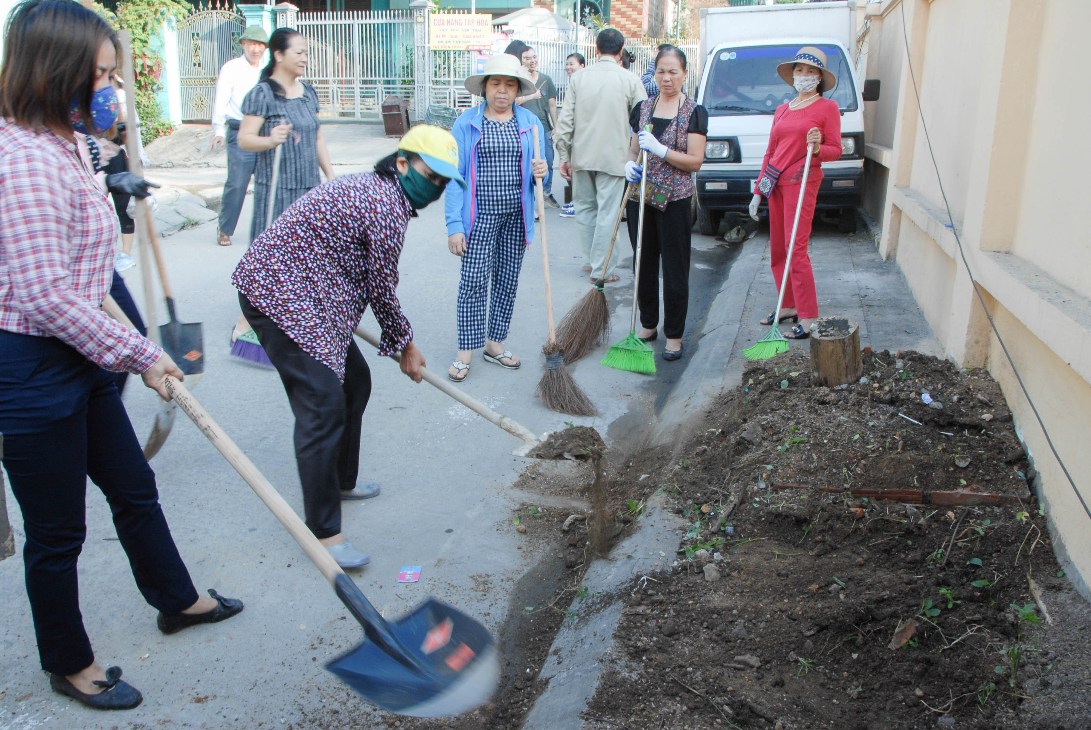 Tuyến đường vệ sinh môi trường kiểu mẫu của khu phố 3, phường Hồng Hà được bàn giao cho nhân dân tự quản lý.