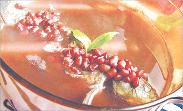 Canh cá chép đậu đỏ dùng tốt trong trường hợp đau lưng do thấp nhiệt