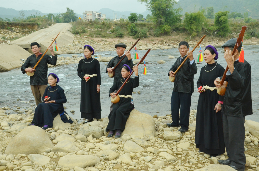 Câu lạc bộ hát then đàn tính xã Tình Húc, huyện Bình Liêu tập luyện bên suối.