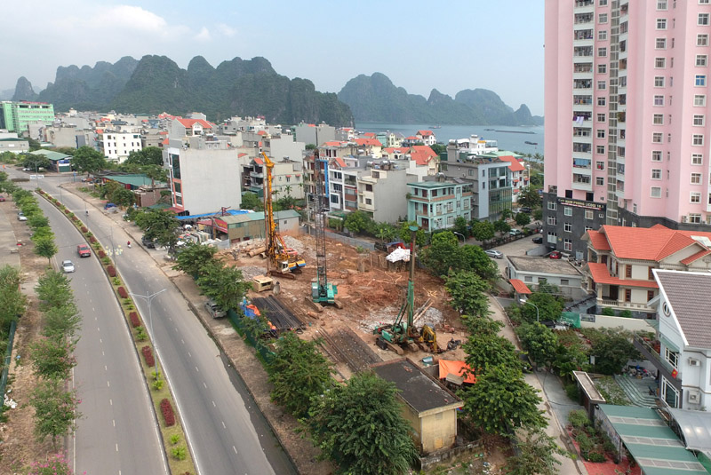 Công trình khách sạn dịch vụ do bà Bùi Minh Châm, Giám đốc Công ty TNHH Ngọc Minh Quang làm chủ đầu tư; được xây dựng tại vị trí ô đất dịch vụ số 2 (thuộc dự án khu đô thị Cột 5-Cột 8 mở rộng) với diện tích trên 1.758m2